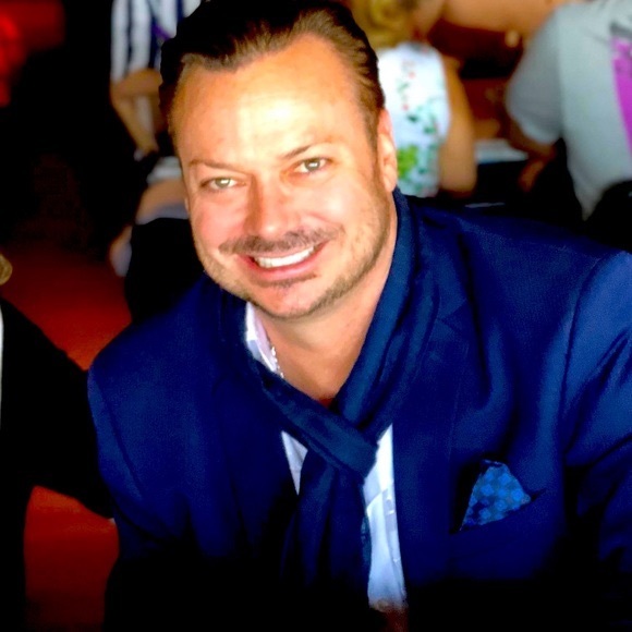 Hi I’m Vincent from Vegas.  Some people call me Vince, Vinnie or Vegas-Vinnie - Picture 1 of 12